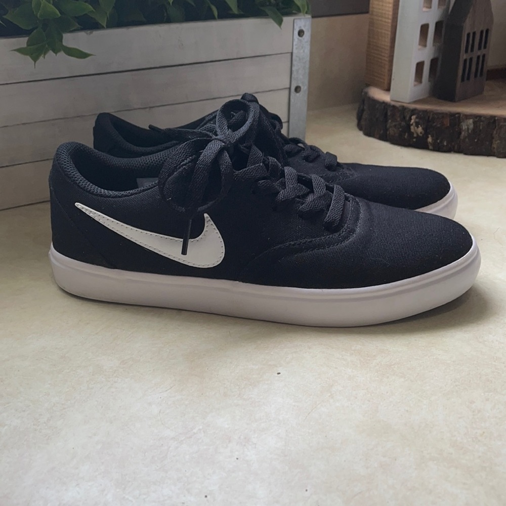 Black and white Nike SB